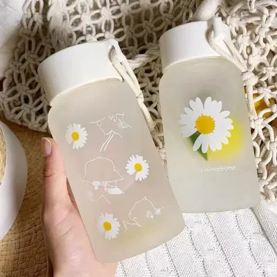 Small Daisy Design Plastic Water Bottle